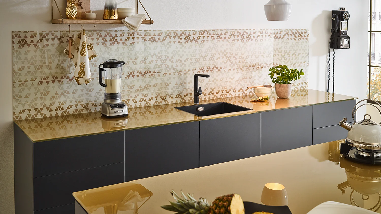 csm_Milieubild-Lechner-Glas-Arbeitsplatte-149-Brass-Kuechenrueckwand-M61-Triangle_c32a091d04